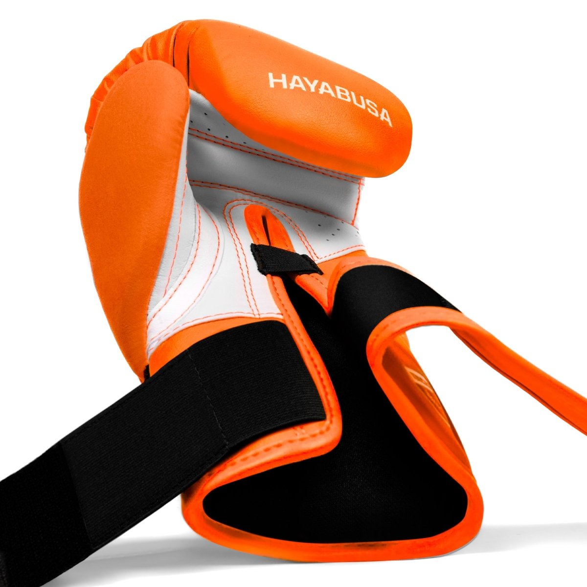 Dentro do fecho de velcro aberto das luvas laranja neon
