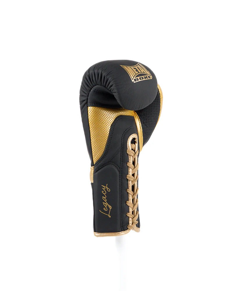 Vista lateral da luva preta de crina de cavalo legado de boxe de metal preto, perfil perfurador