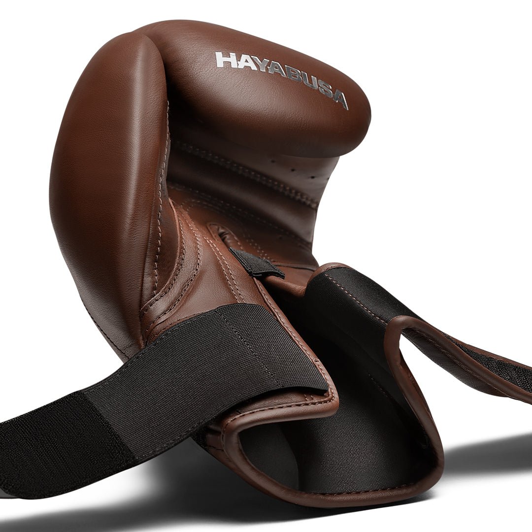 Detalhe do sistema de travamento desapertado nas luvas Kanpeki marrons