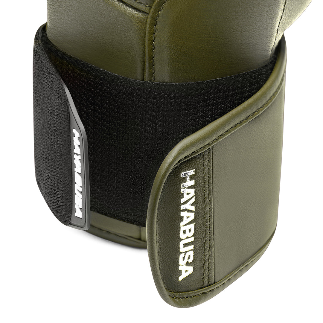 Inquadratura singola del guantone Hayabusa T3 Kanpeki verde oliva