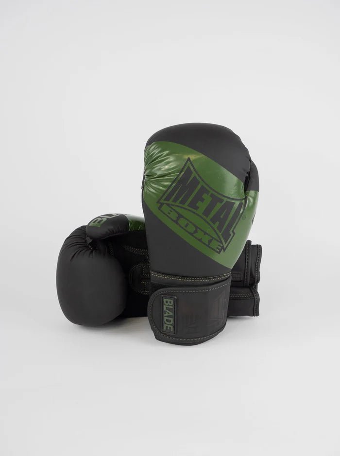 Vedere frontală a mănușilor Metal Boxing Blade negre și kaki