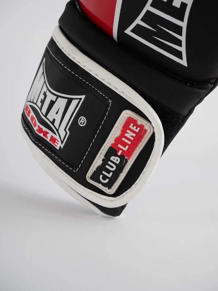 Vista lateral das luvas Metal Boxing Club Line, foco no fecho de velcro e suporte de pulso