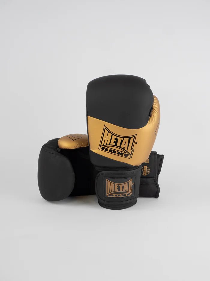 Vedere frontală a mănușilor Metal Boxing Competition EV1 negre și aurii