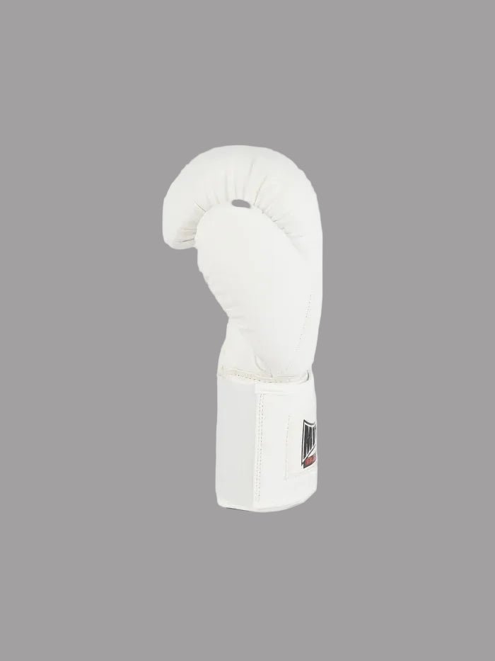 Vista lateral das luvas brancas de competição de boxe de metal, detalhe de fecho de velcro e suporte de pulso