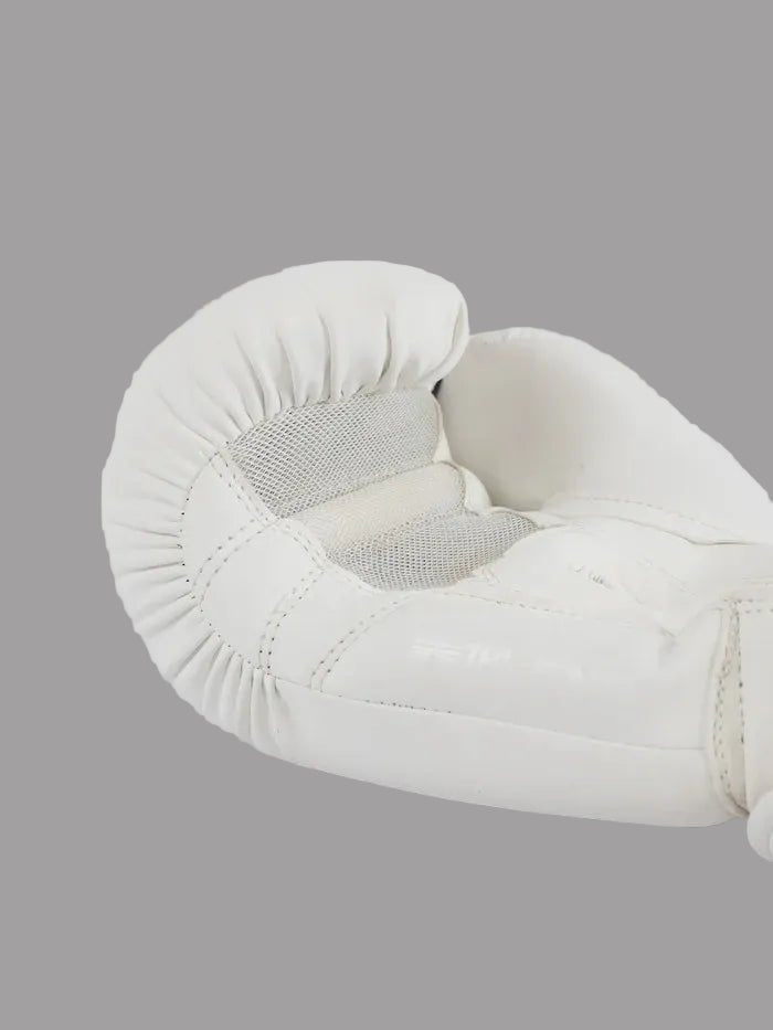 Detalhe da palma ventilada com tecnologia WindTec das luvas de Boxe Metal brancas