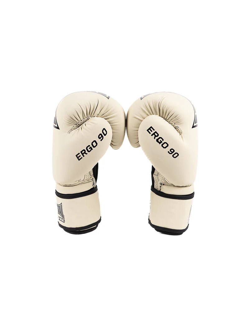 Vedere laterală a mănușilor bej Metal Boxing Ergo 90, se concentrează pe curbura ergonomică de 90 de grade a pumnului.