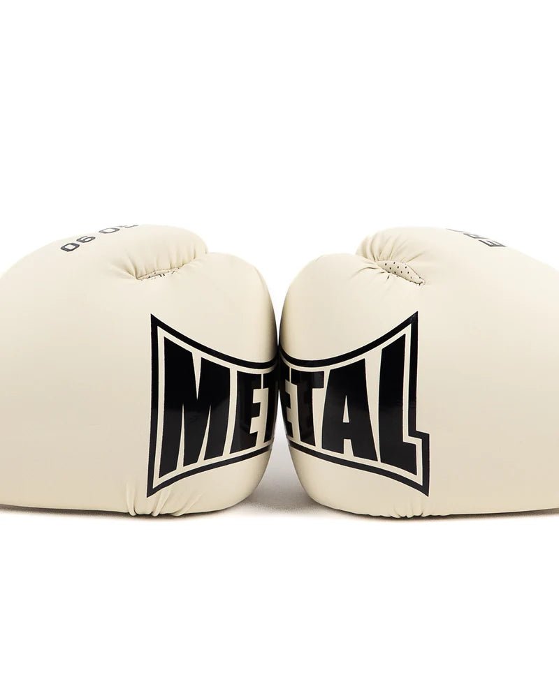 Mănuși Beige Metal Boxing Ergo 90 una lângă alta, cu detaliu cu scrierea completă a Metal Boxe pe articulații.