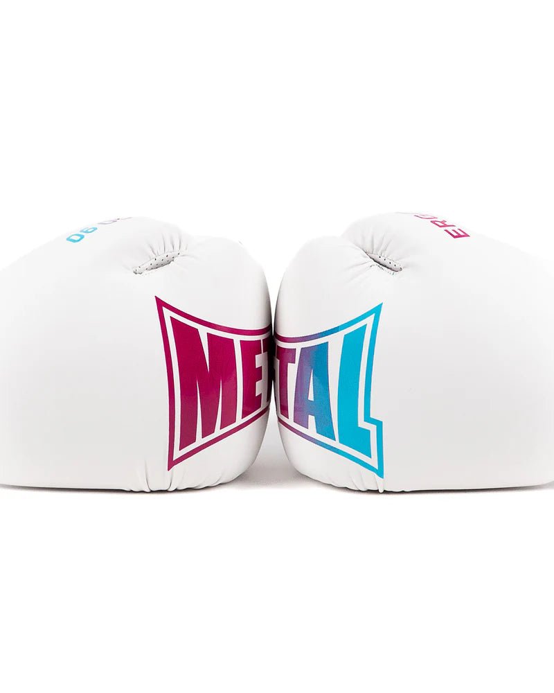 Detaliu al mănușilor albe Miami Vibe așezate una lângă alta care completează sigla Metal Boxe.