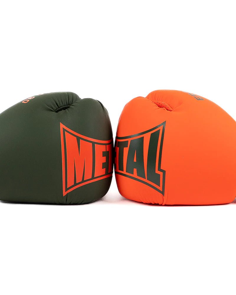 Detaliu grafic Metal Boxing pe mănușile Ergo 90 verzi și portocalii asociate.