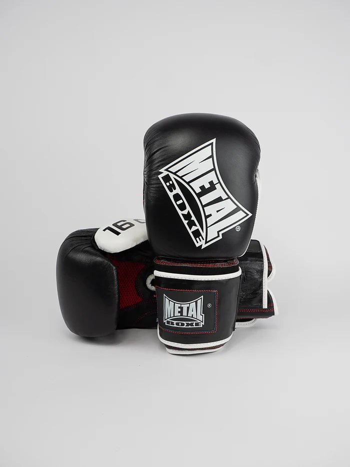Vedere frontală a mănușilor de sparring din piele de box din metal cu tehnologie ERGO 90
