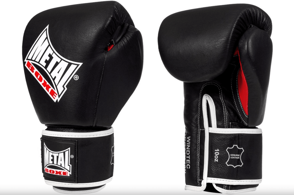 Vedere frontală a mănușilor de box din metal OKO din piele de bivol neagră