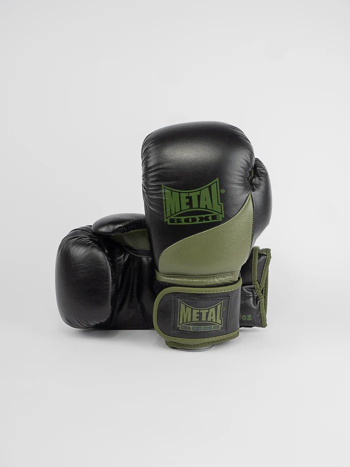 Vista frontal das luvas Metal Boxing Omega em couro preto e cáqui