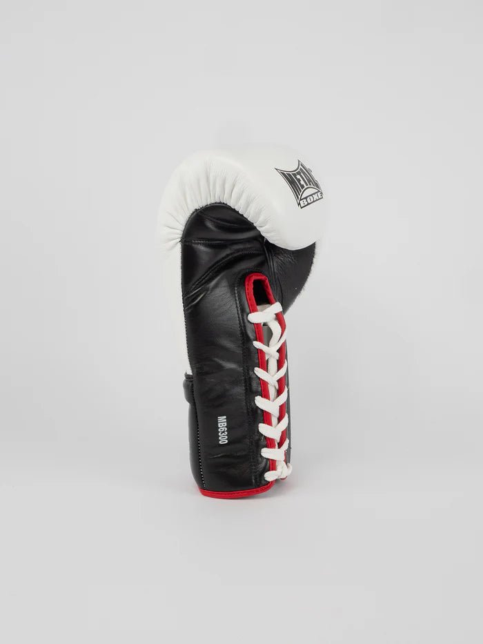 Detalhe de fechamento de renda profissional de luvas de boxe de metal branco