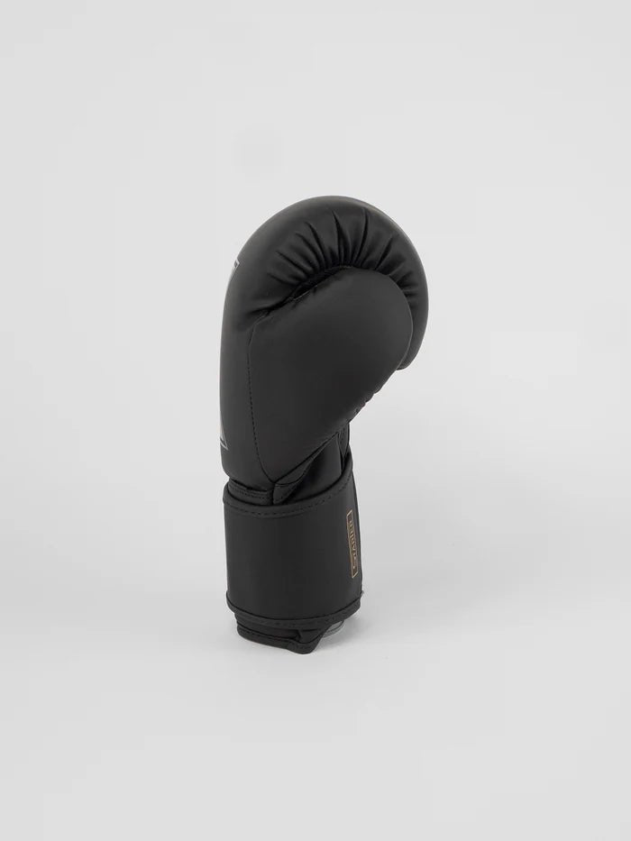 Vista lateral das luvas Metal Boxing Starter, pretas e douradas, fecho seguro de velcro