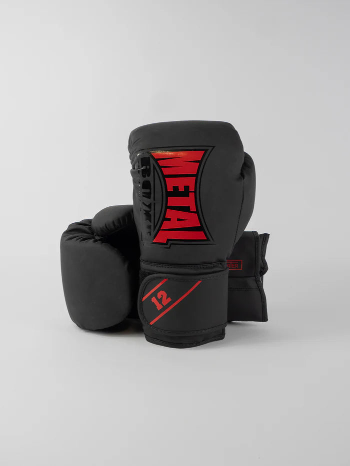 Vista frontale guantoni Metal Boxe Starter nero e rosso, schiuma preformata protettiva