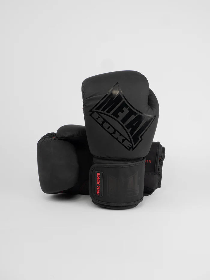 Vista frontale dei guantoni Metal Boxe Thai Black in PU opaco nero