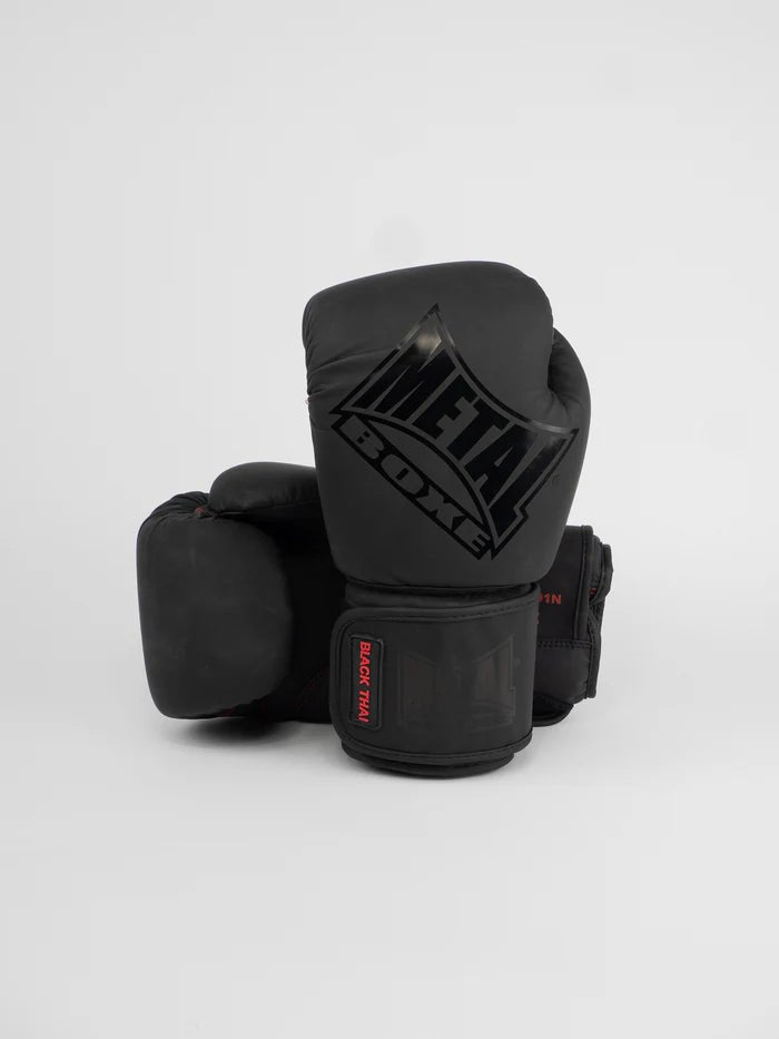 Vedere frontală a mănușilor Metal Boxing Thai Black din PU negru mat