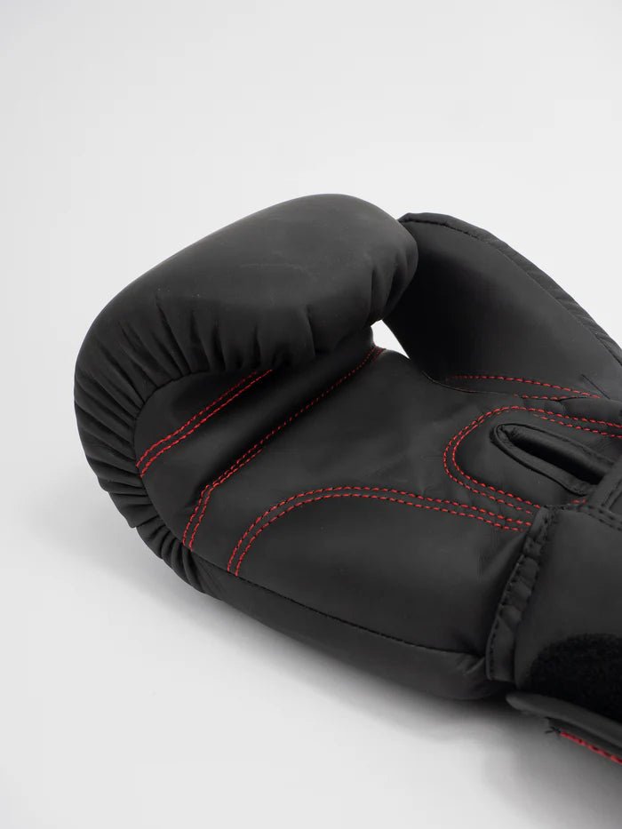 Vista da palma das luvas Metal Boxing Thai Black, foco no ajuste ergonômico