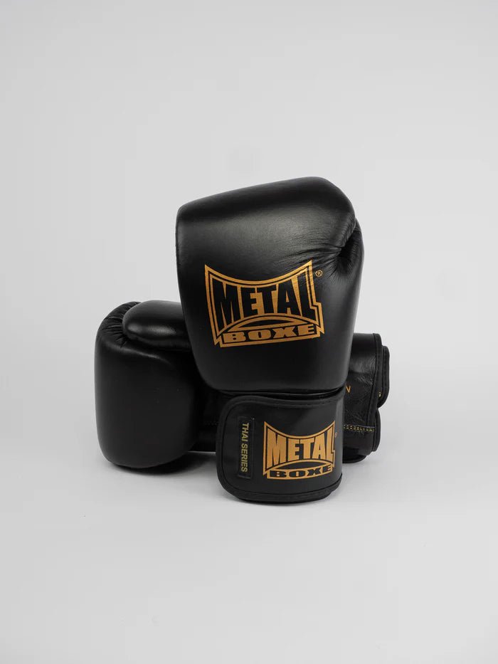Vedere frontală a mănușilor din seria Metal Boxing Thai din piele neagră și aurie