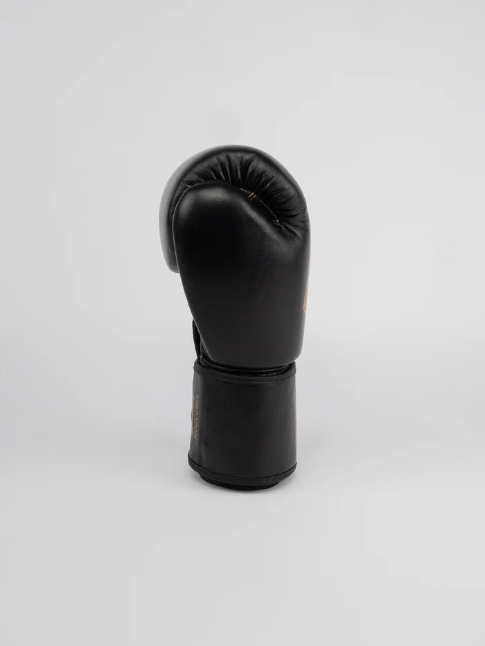 Seitenansicht der Handschuhe der Metal Boxing Thai Series, Detail der verstärkten Manschette und des Klettverschlusses