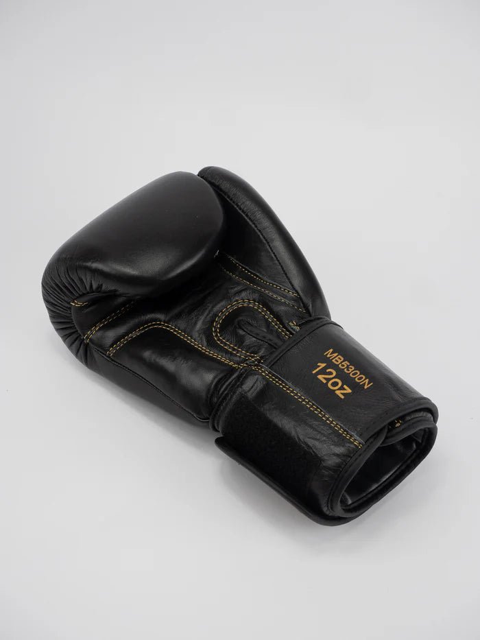 Blick auf die Handfläche der Lederhandschuhe der Metal Boxing Thai Series, Fokus auf Ergonomie