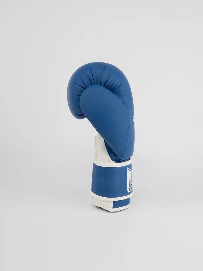 Vista lateral das luvas de boxe de metal MB200 azuis, detalhe de fecho de velcro