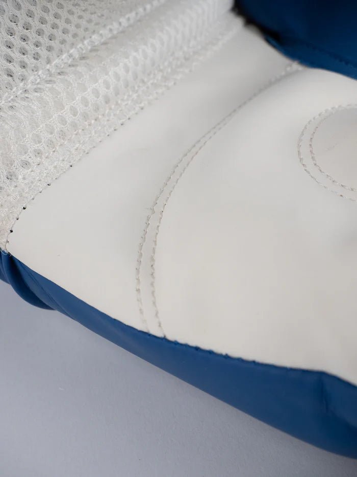 Detalhe da palma ventilada com tecnologia WindTec luvas de boxe de metal azul