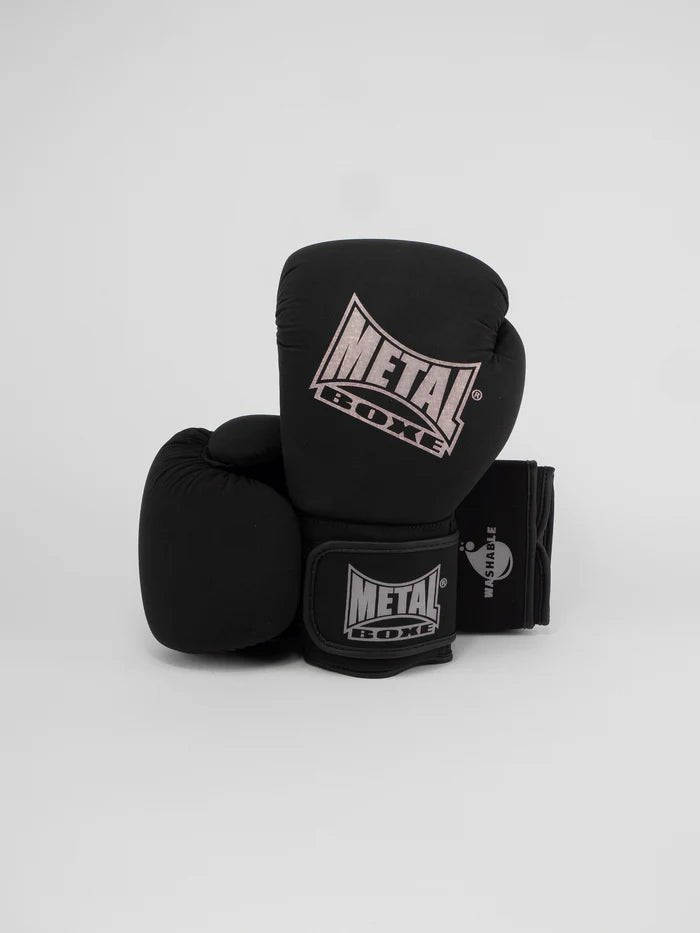 Vedere frontală a mănușilor de box din metal din microfibră neagră lavabilă