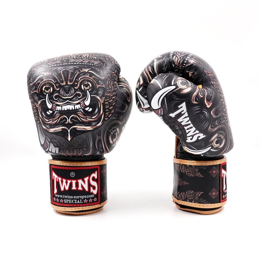 Guantoni Muay Thai Twins Special BGVL3 con grafica Yaktai tradizionale vista frontale.