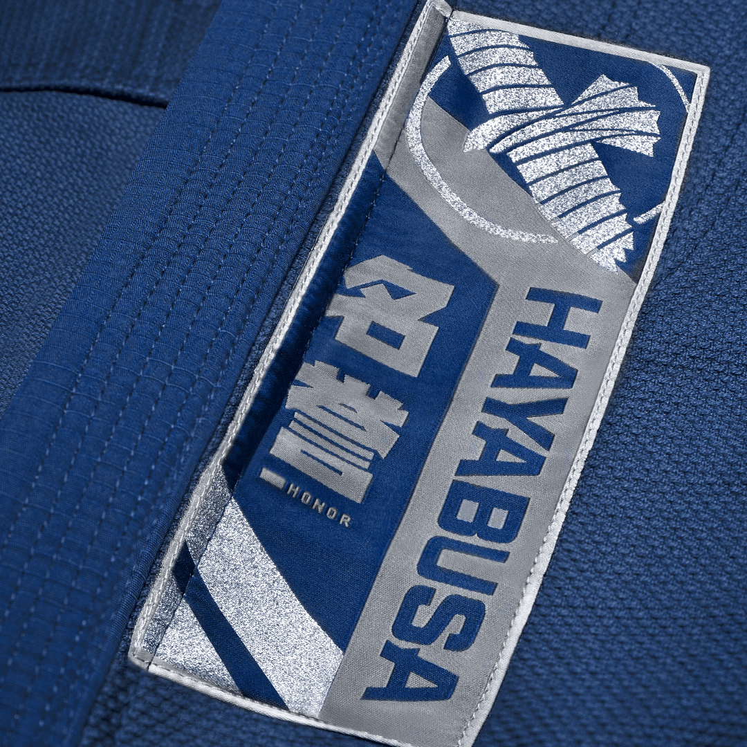 Detail nápisu Hayabusa a symbolů kanji na tmavě modrém kimonu