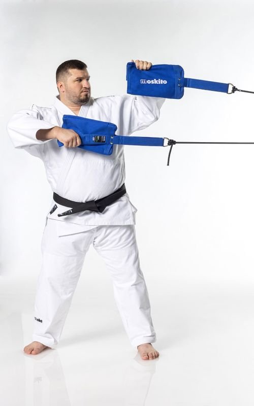 Sportovec používající modrý Judo Grip Trainer Moskito Multi pro trénink funkčního úchopu