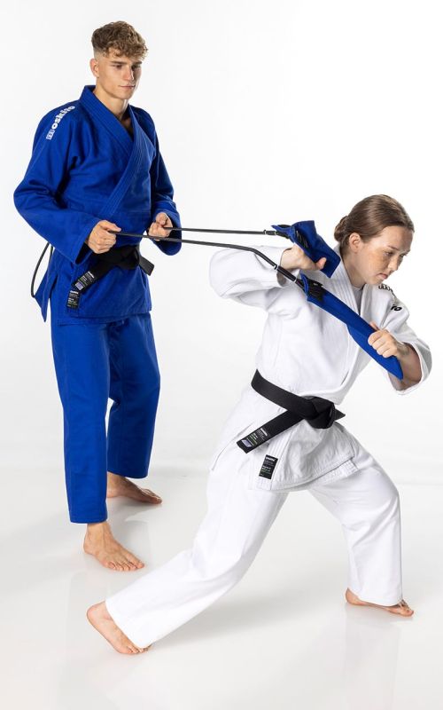 Anak-anak dan remaja berlatih dengan Pelatih Judo Grip Moskito Uchi Komi Triangle untuk meningkatkan cengkeraman mereka