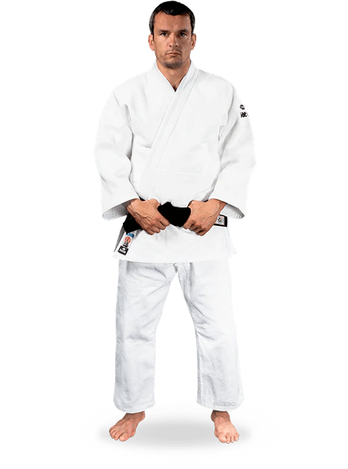 Judogi Daedo Elite weiß 690 g/m² Vorderansicht komplett mit Jacke und Hose für Wettkämpfe.