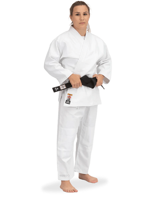 Judogi Daedo Gold 525 g/m2 z optické bílé bavlny a polyesteru s bundou a kalhotami.