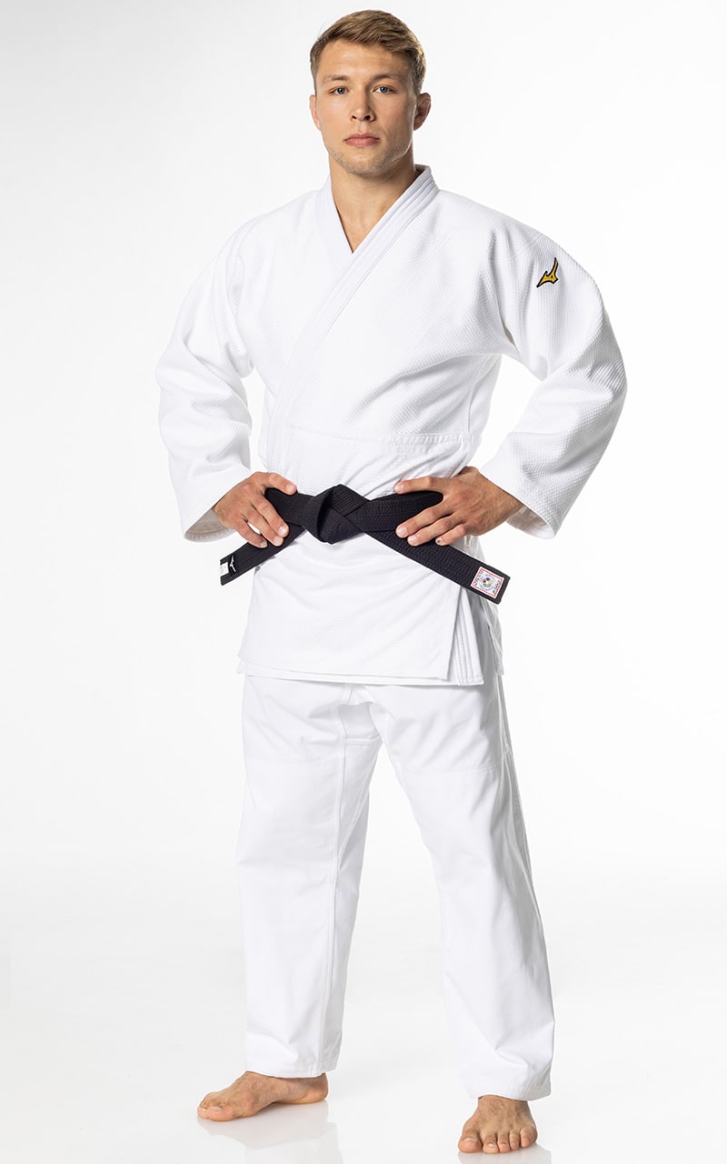 Judogi Mizuno Yusho III bianco omologato IJF con etichetta rossa, indossato da un atleta con cintura nera.