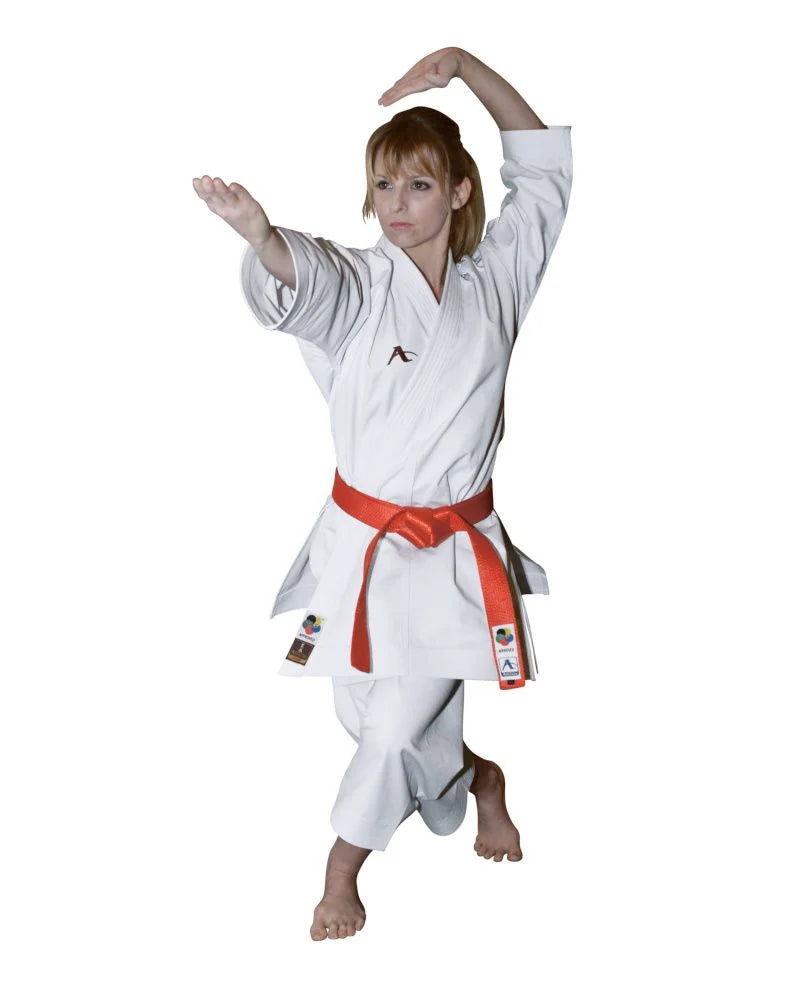 Vista frontale del karategi Arawaza Amber Evolution omologato WKF per competizioni di kata