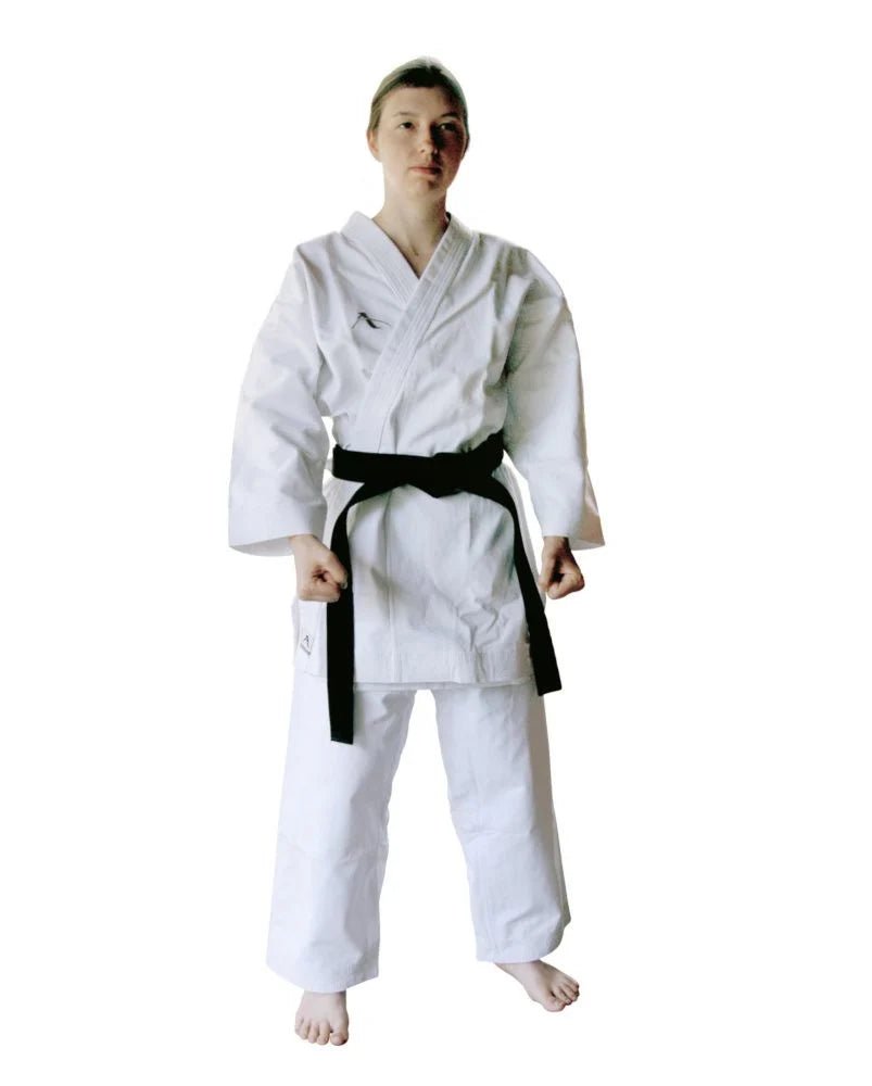 Tampak depan karategi Arawaza Kata Deluxe yang disetujui WKF dengan potongan kata tertentu