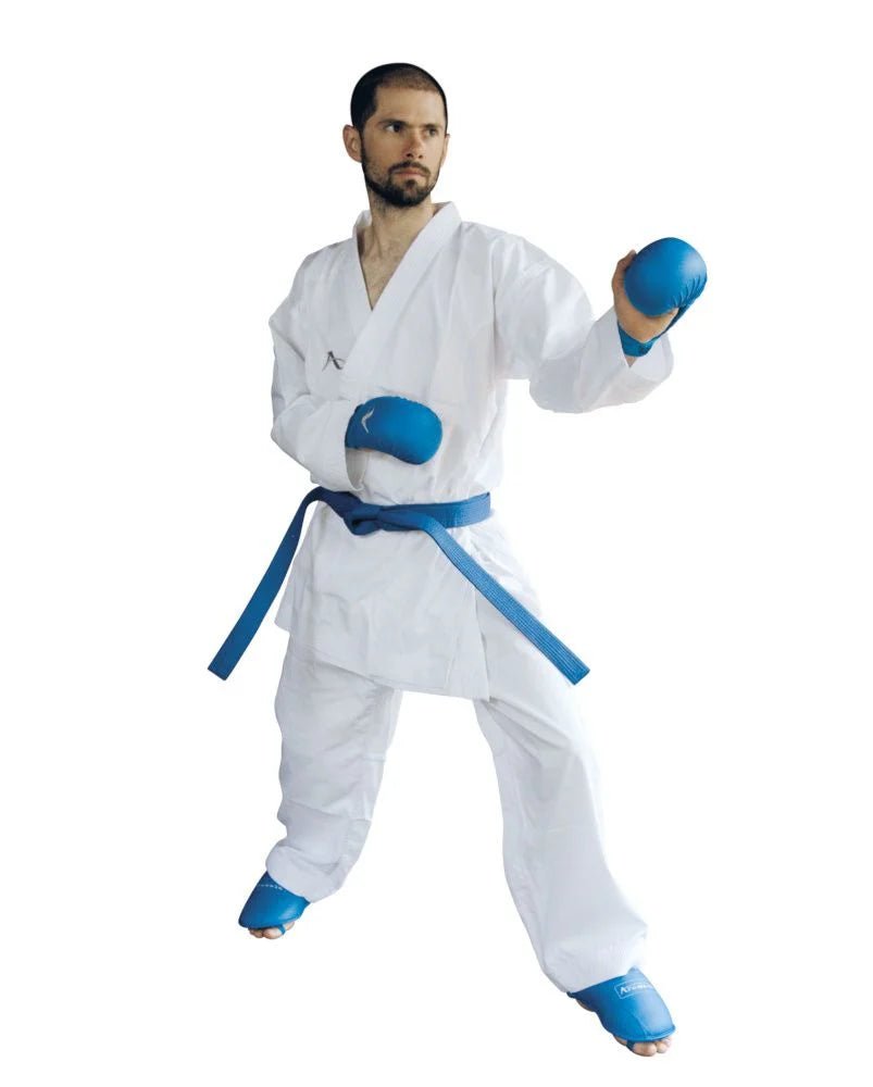 Vorderansicht des Arawaza Kumite Deluxe Karategi, der von der WKF für offizielle Wettkämpfe zugelassen ist