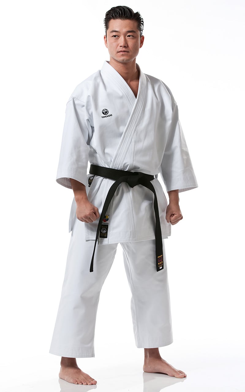 Modello che indossa il Karategi Tokaido Kata Master per mostrare la vestibilità da gara
