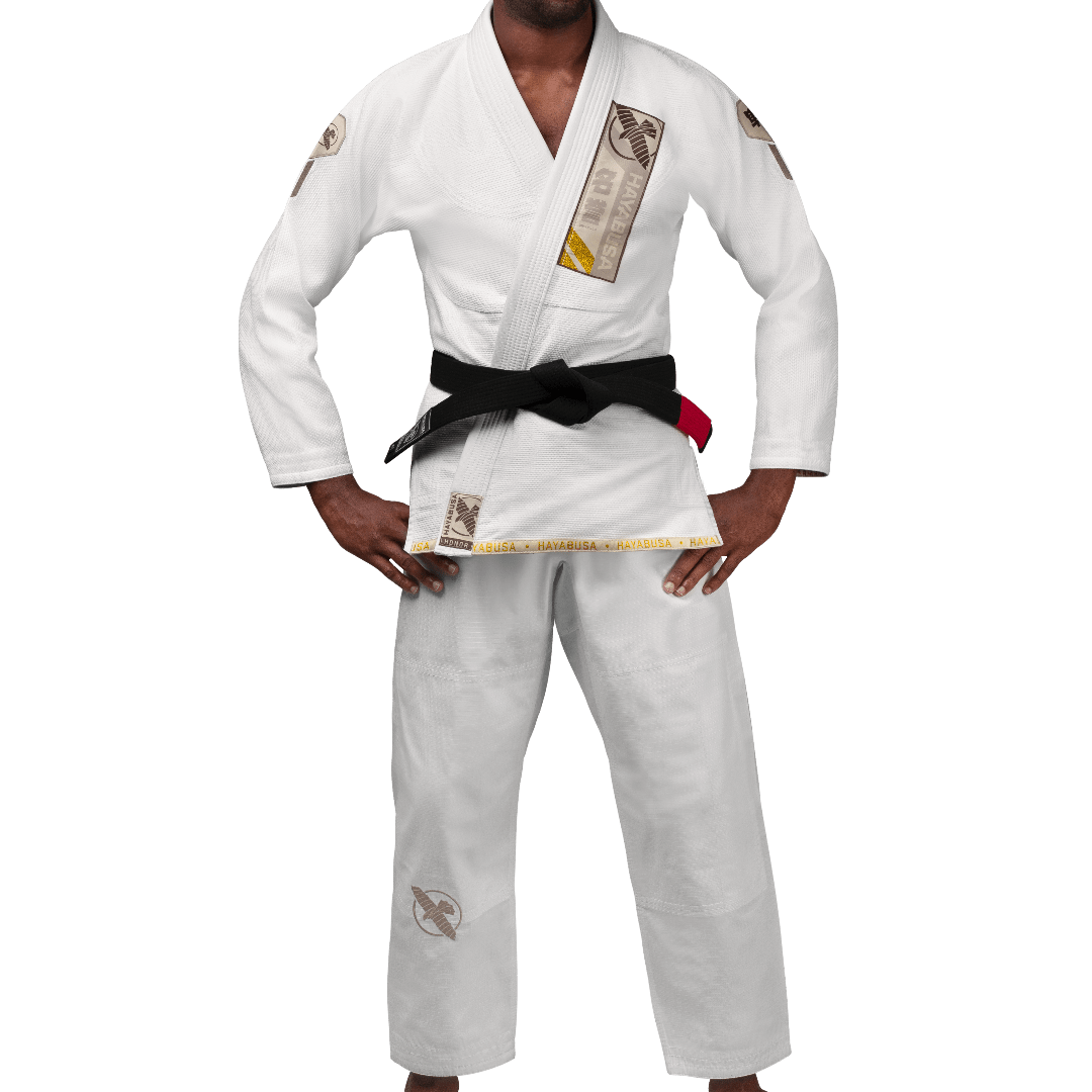 Vorderansicht des weißen Hayabusa Ascend Lightweight BJJ-Kimonos mit Kanji-Aufnäher