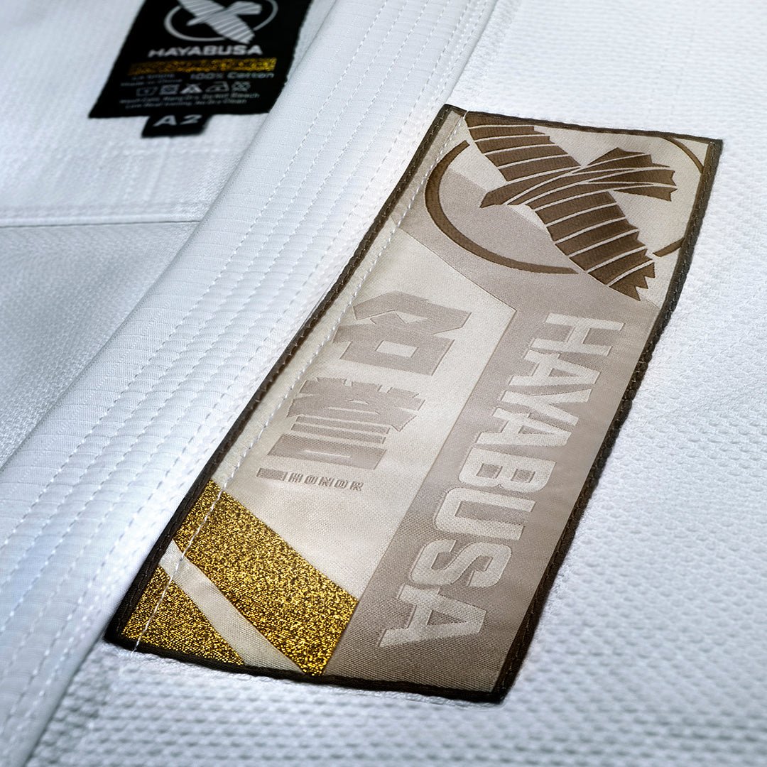 Detail der traditionellen Stickereien und Aufnäher auf der weißen Hayabusa-Kimonojacke