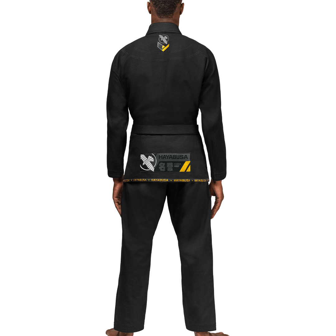 Rückansicht des Hayabusa Black Gi, die das leichte Design und die Verstärkungen hervorhebt