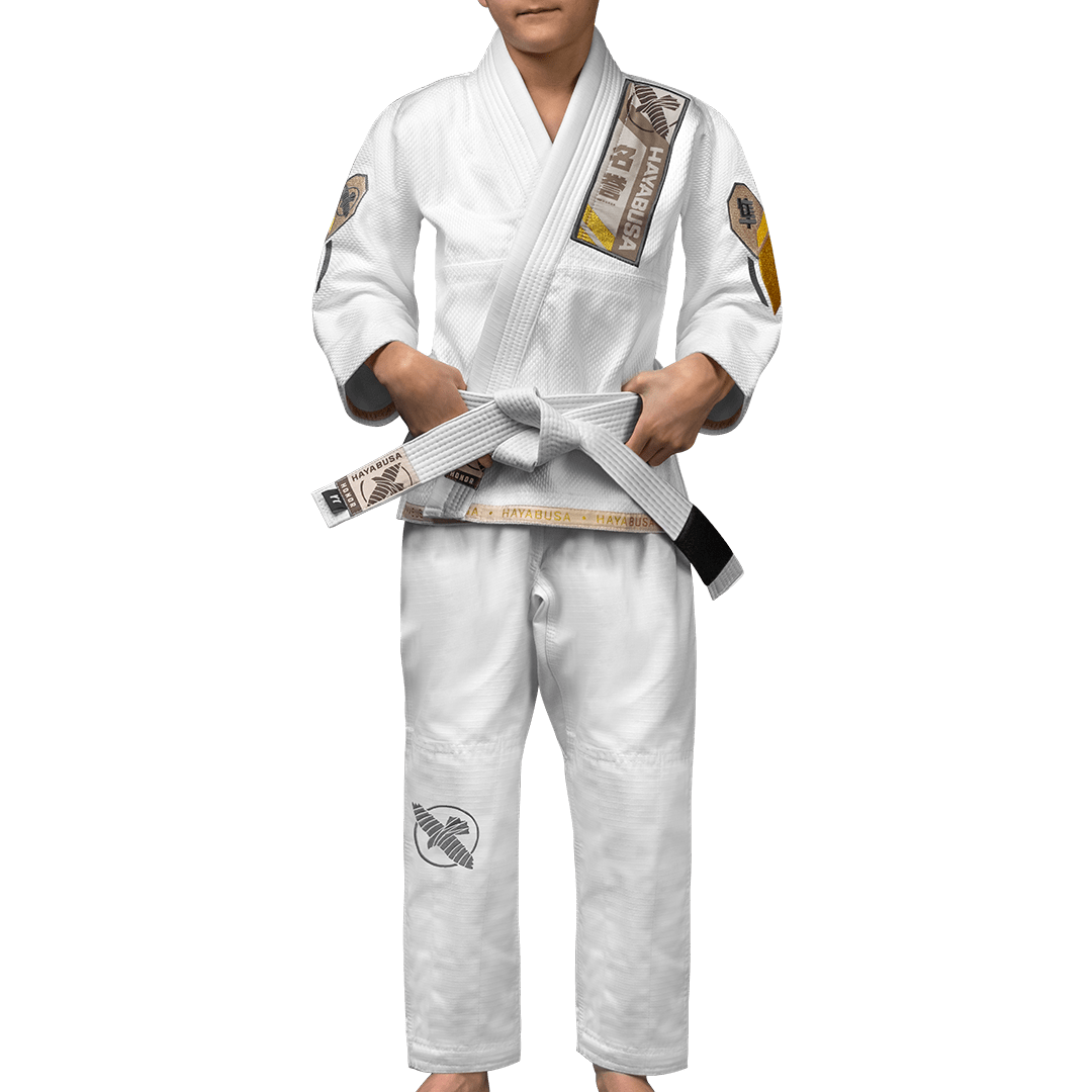 Čelní pohled na dětské bílé kimono Hayabusa Ascend Youth BJJ s bílým páskem