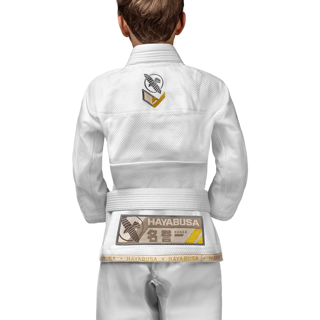 Zadní pohled na bílou Hayabusa Ascend Gi ukazující ergonomický střih pro děti