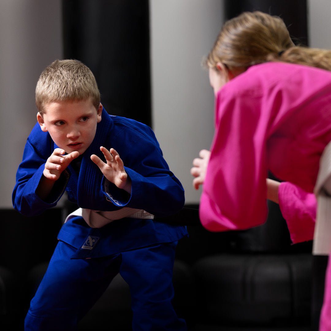 Kind in Aktion auf der Tatami mit dem blauen Hayabusa Essential Kids Kimono