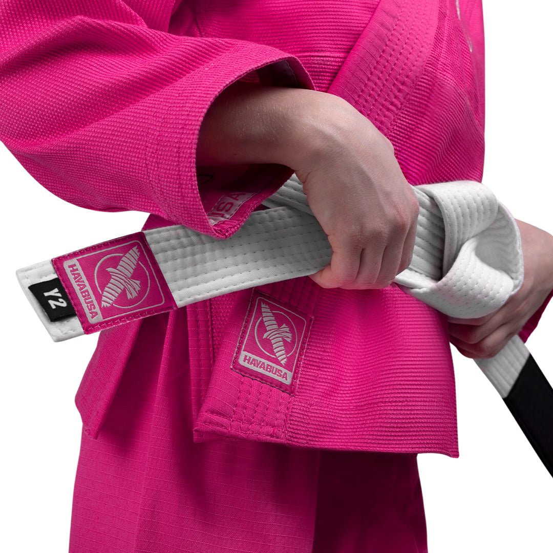 Detail des weißen Gürtels, der mit dem rosafarbenen Hayabusa-Kimono für Kinder geliefert wird