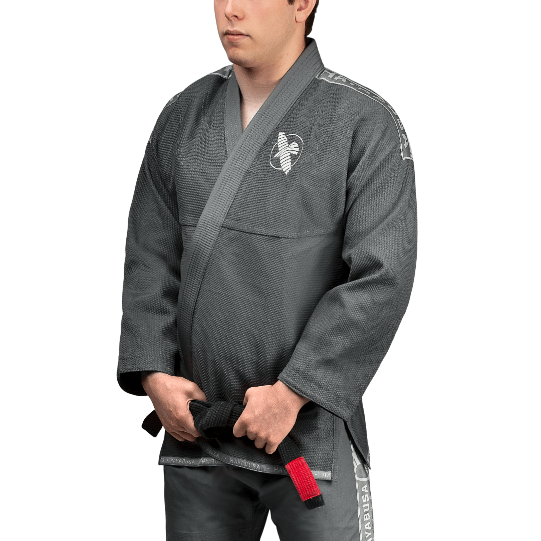 Vorderansicht des grauen BJJ Hayabusa Leichter Kimono mit minimalistischen Aufnähern