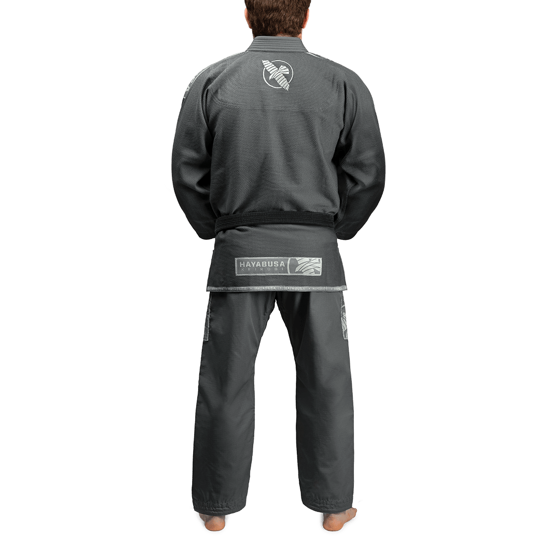 Rückansicht des grauen Hayabusa Gi mit Darstellung der Konstruktion von Jacke und Hose