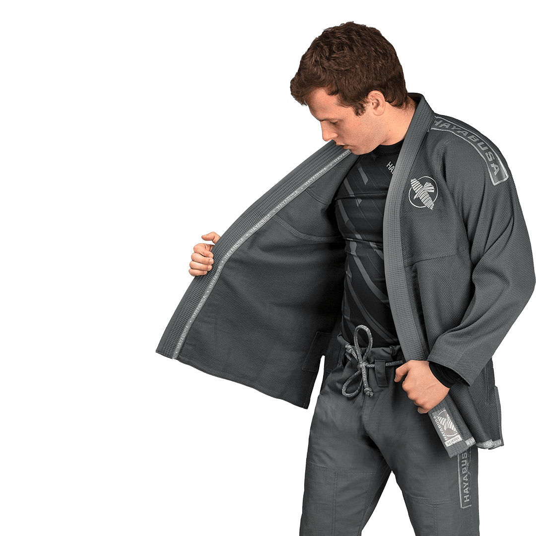 Detail der Innenausstattung und der Perlenwebstruktur des grauen Kimonos