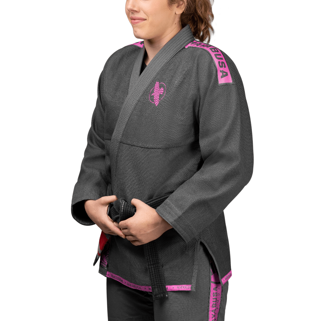 Vorderansicht des grauen BJJ Hayabusa Lightweight Kimono mit rosa Details und Logos